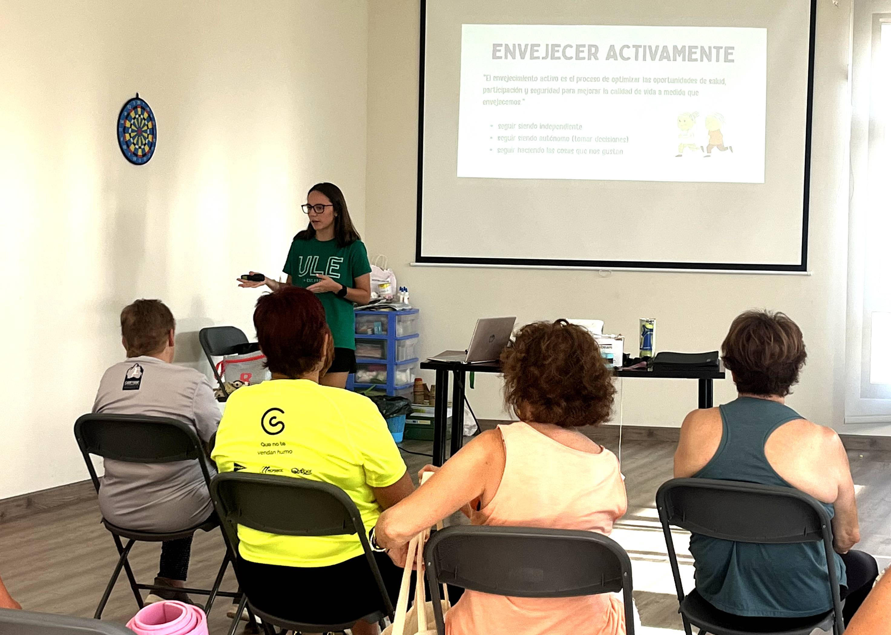 Carmen López durante uno de los talleres. | L.N.C. Carmen López durante uno de los talleres. | L.N.C.