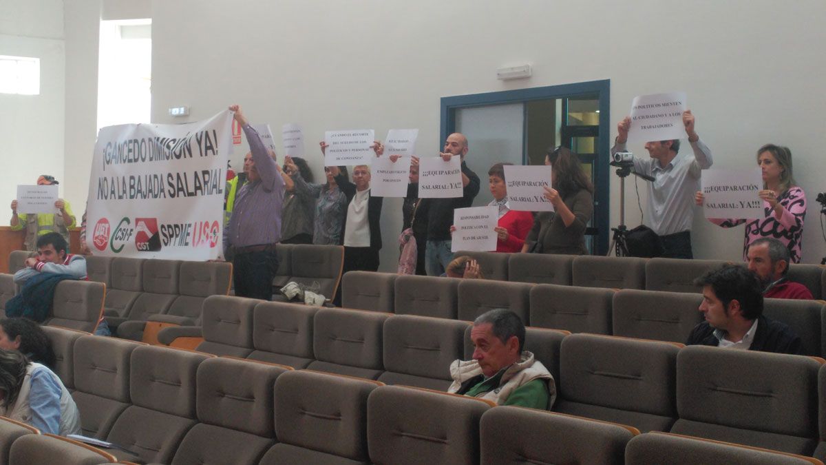 Los trabajadores de San Andrés protestaron este jueves durante el pleno por la supresión de la productividad. | L.N.C.