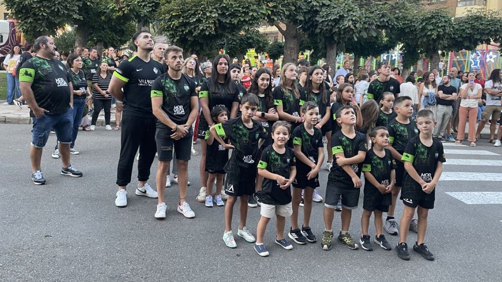 Los integrantes del Club San Guillermo escuchan con atención el pregón de su presidente / F. FERNÁNDEZ