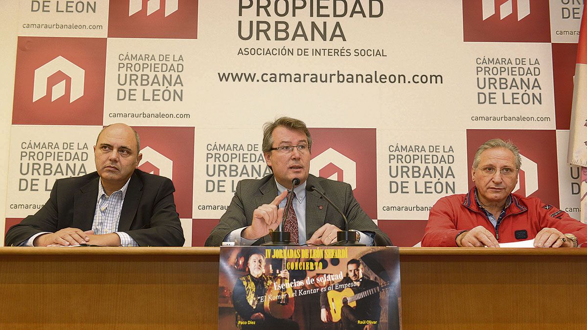 Vicente Carvajal, Miguel Ángel Sánchez y Carlos Vidal durante la presentación de las jornadas en la Camara de la Propiedad Urbana de León. | MAURICIO PEÑA