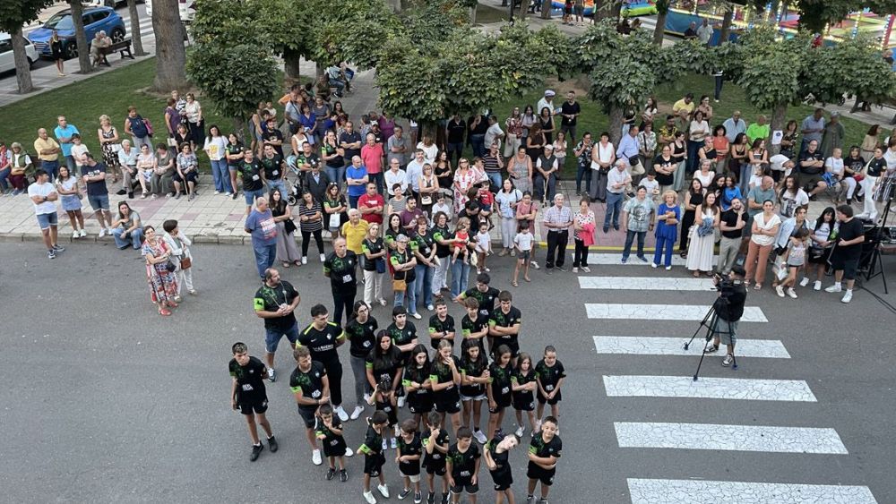 Los vecinos de Cistierna arroparon a su Club en el pregón / F. FERNÁNDEZ