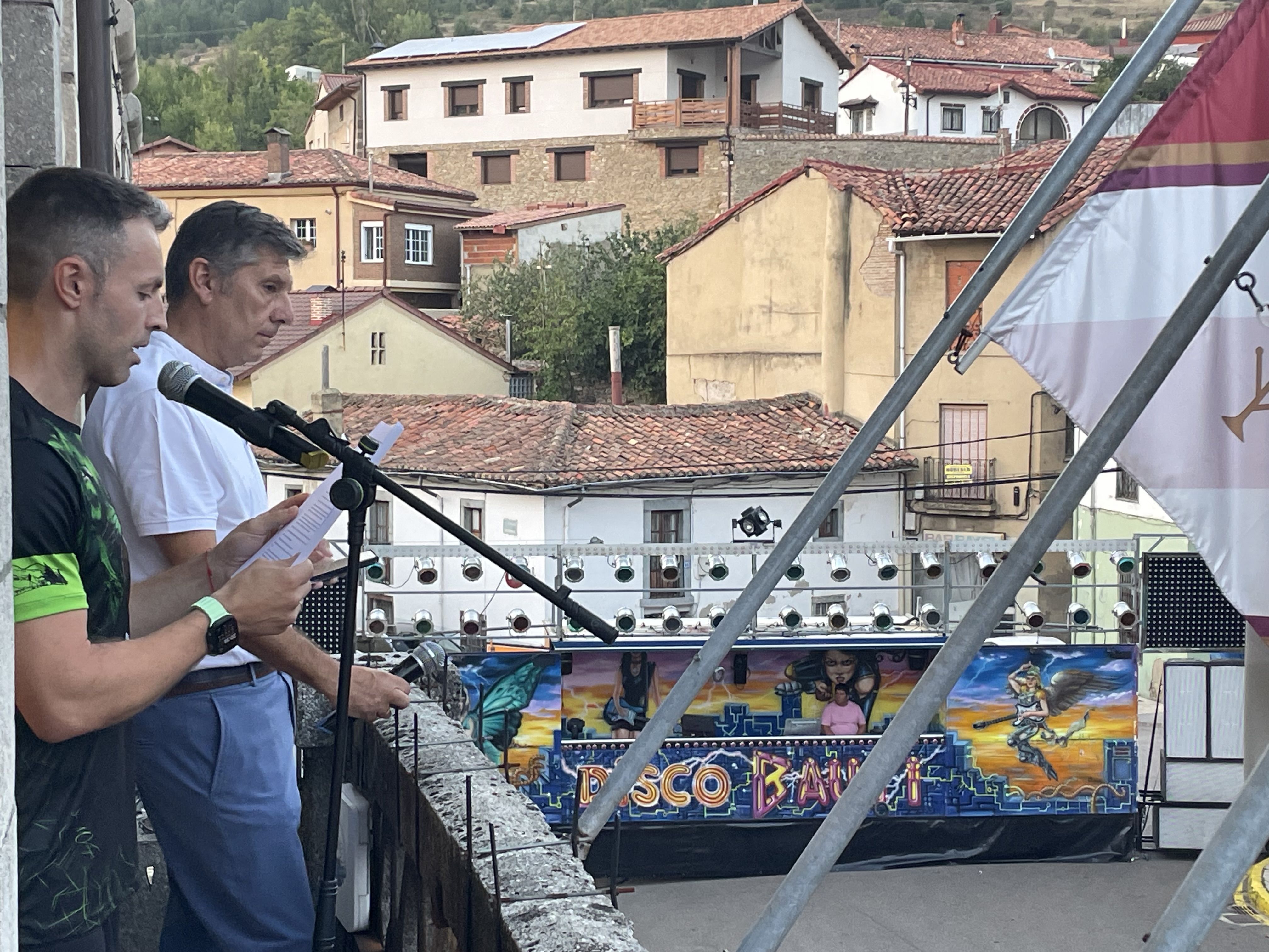 El presidente del Club San Guillermo de Lucha Leonesa, Sergio González, pronunciando el pregón inaugural de las fiestas de Cistierna / F. FERNÁNDEZ