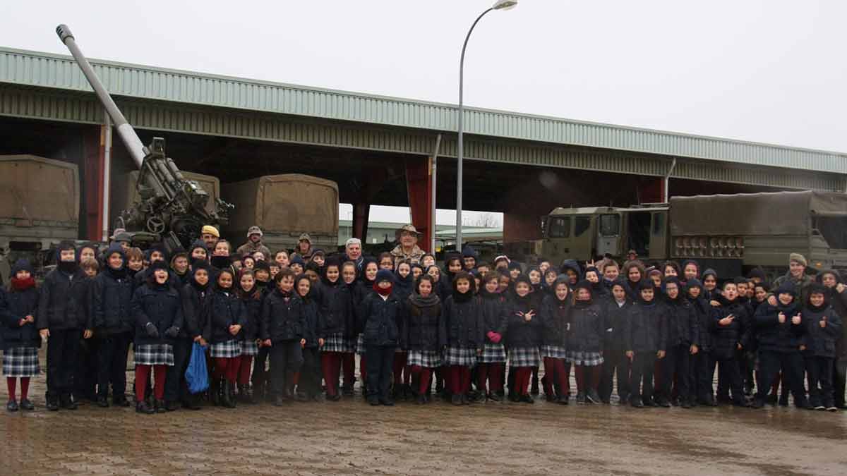 Los alumnos del Colegio La Anunciata, durante la visita a la base militar de Ferral del Bernesga.
