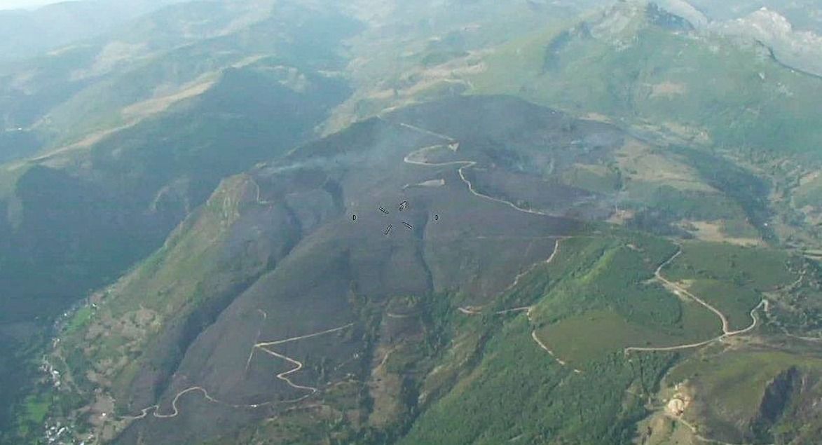 Imágenes aéreas del perímetro del incendio forestal de Sosas de Laciana | NATURALEZA CYL