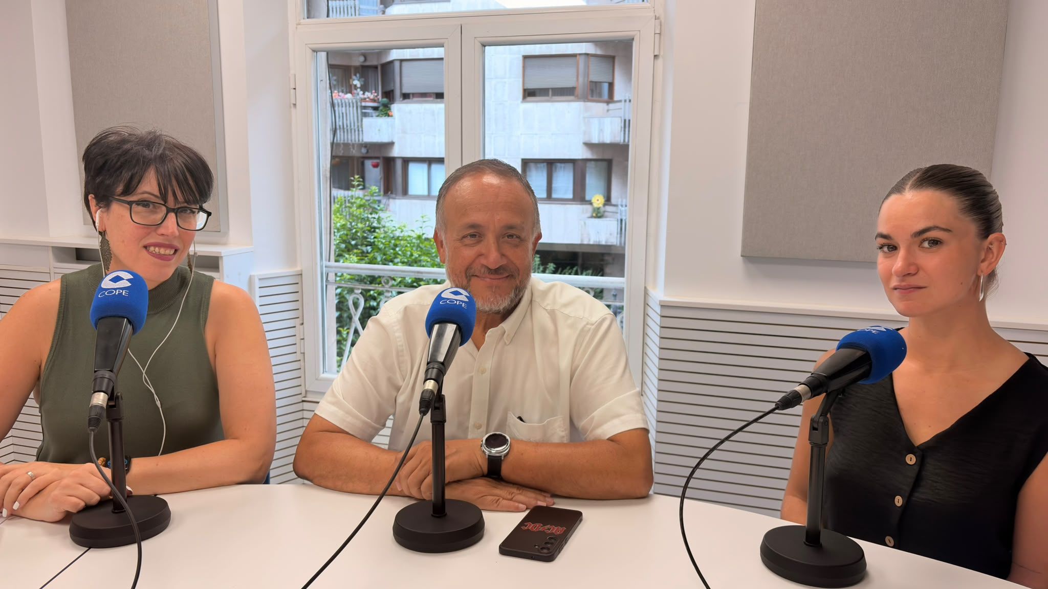 Gerardo Álvarez Courel, presidente de la Diputación de León, durante la entrevista en el programa de Entre Nosotras de Cope León | L.N.C.