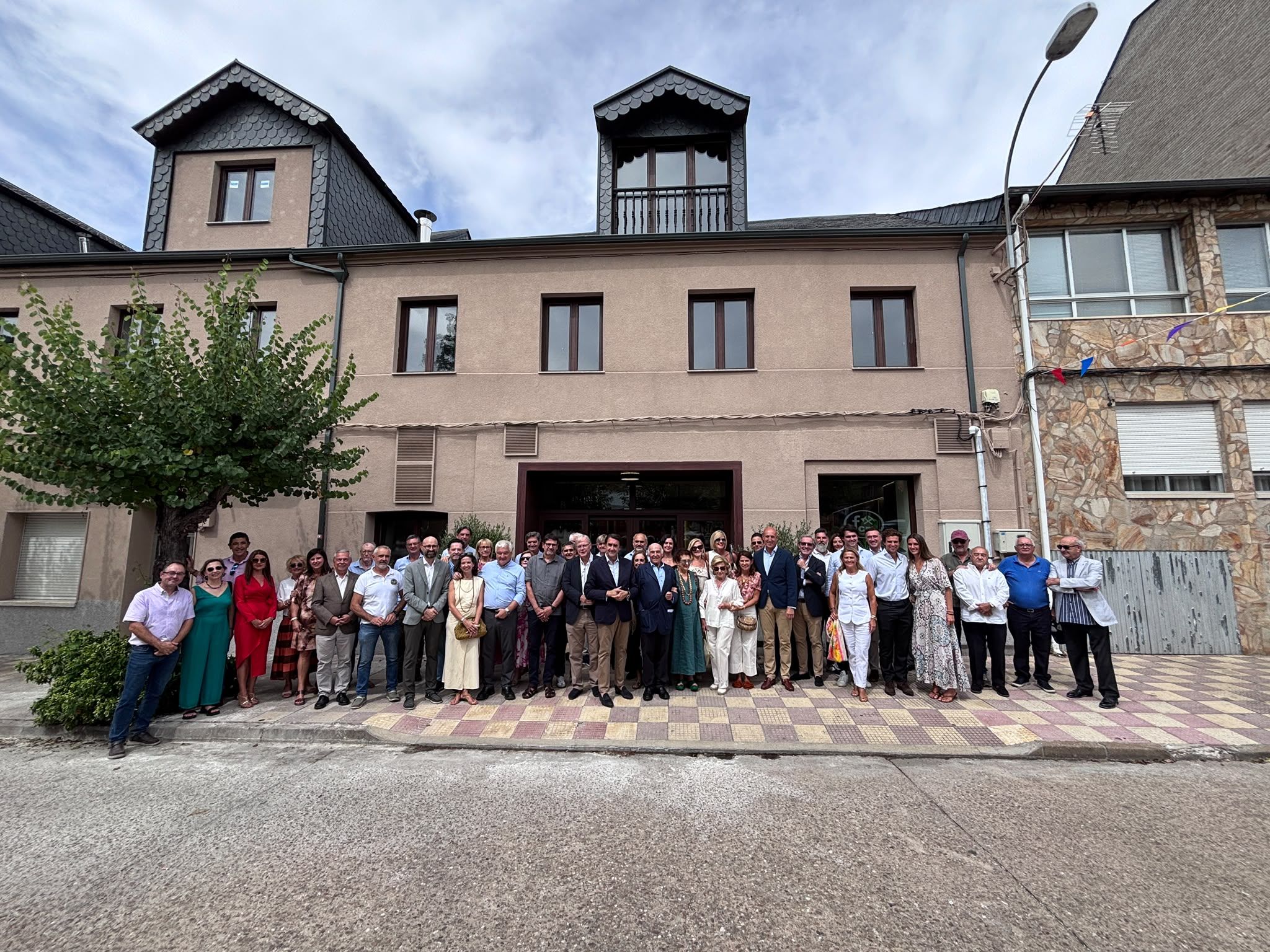 Inauguración oficial de 'El Guaje', en el centro de Torre del Bierzo. | JAVIER FERNÁNDEZ