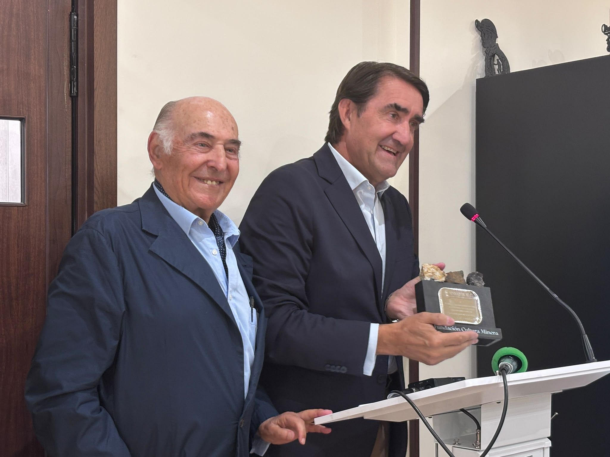 Inauguración oficial de 'El Guaje', en el centro de Torre del Bierzo. | JAVIER FERNÁNDEZ Inauguración oficial de 'El Guaje', en el centro de Torre del Bierzo. | JAVIER FERNÁNDEZ