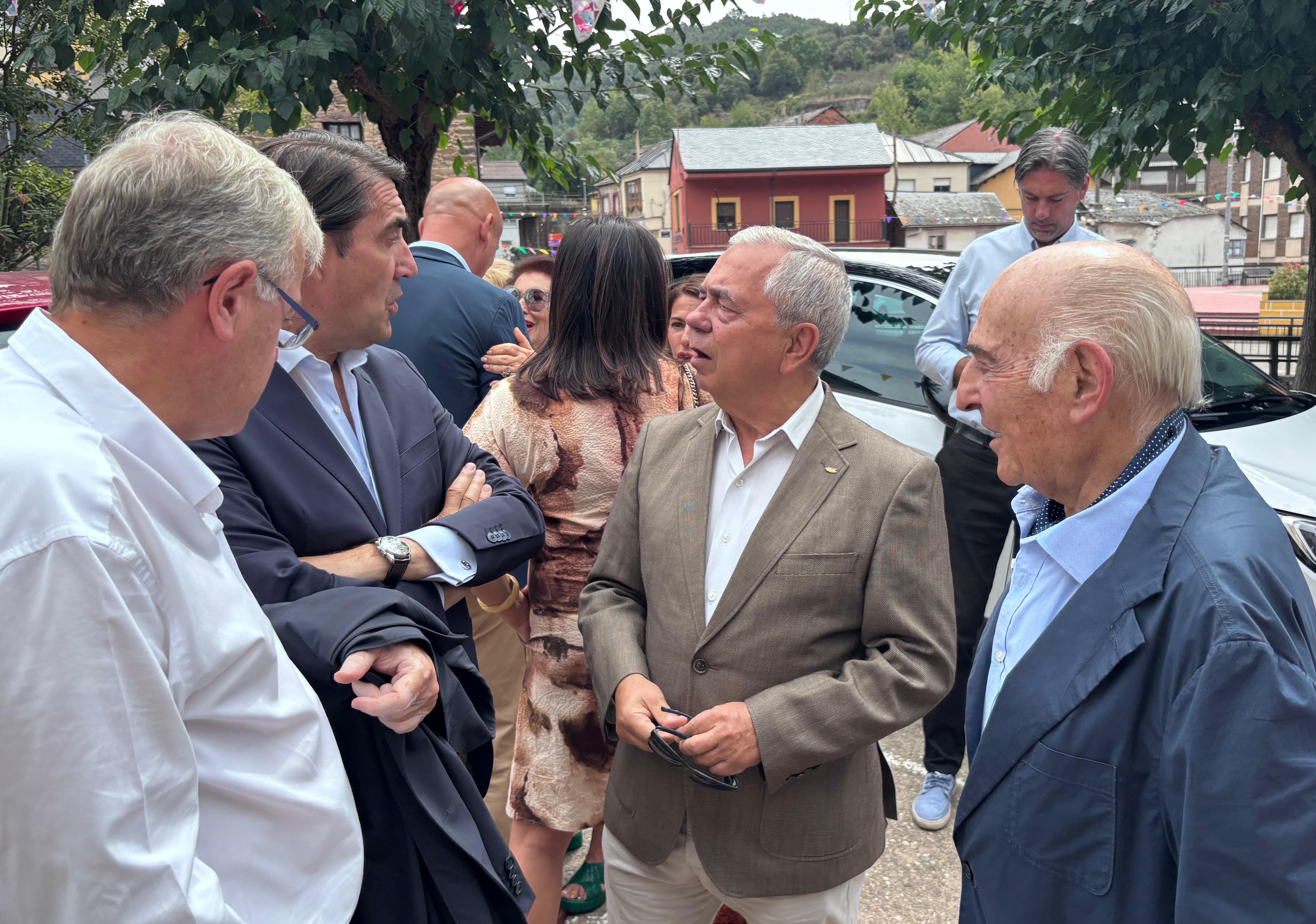 Inauguración oficial de 'El Guaje', en el centro de Torre del Bierzo. | JAVIER FERNÁNDEZ Inauguración oficial de 'El Guaje', en el centro de Torre del Bierzo. | JAVIER FERNÁNDEZ