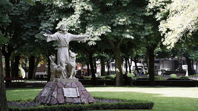 La escultura de Ángel Muñiz Alique en honor al santo que bautiza el parque La escultura de Ángel Muñiz Alique en honor al santo que bautiza el parque