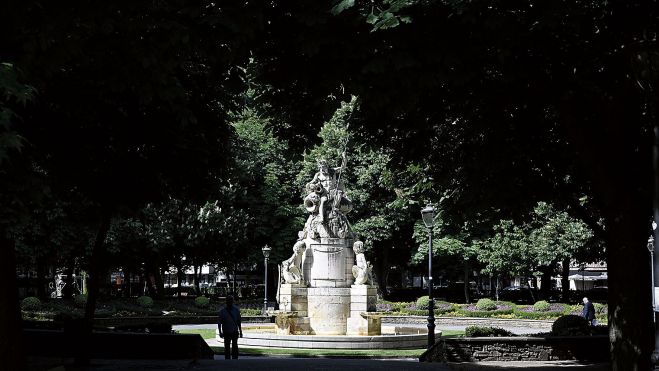 La fuente de Neptuno es, quizá el elemento más característico del parque y, desde luego, el más imponente La fuente de Neptuno es, quizá el elemento más característico del parque y, desde luego, el más imponente