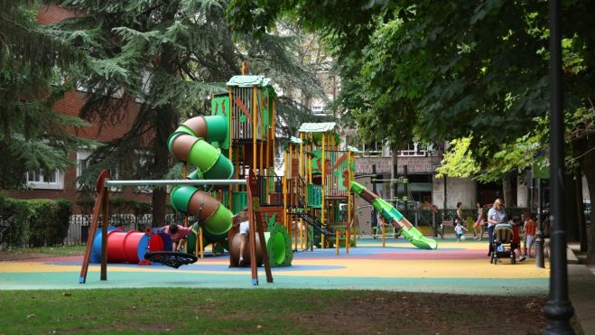 El recinto infantil fue renovado hace unos años por el Ayuntamiento de León. FERNANDOOTERO El recinto infantil fue renovado hace unos años por el Ayuntamiento de León. FERNANDOOTERO