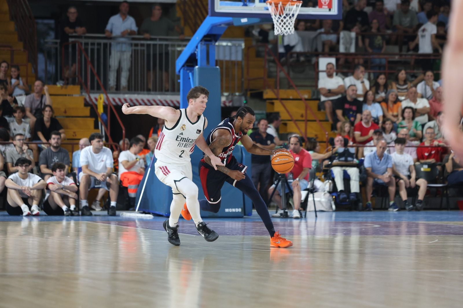 El Real Madrid se llevó el I Memorial Urbano González ante Baskonia en un Palacio de los Deportes que vibró con cada acción. FERNANDO OTERO (24)