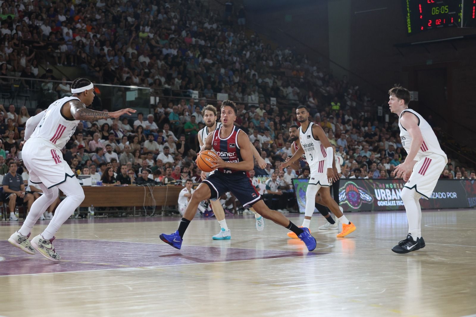 El Real Madrid se llevó el I Memorial Urbano González ante Baskonia en un Palacio de los Deportes que vibró con cada acción. FERNANDO OTERO (21)