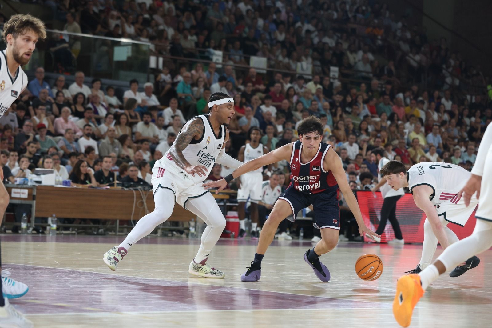 El Real Madrid se llevó el I Memorial Urbano González ante Baskonia en un Palacio de los Deportes que vibró con cada acción. FERNANDO OTERO (22)