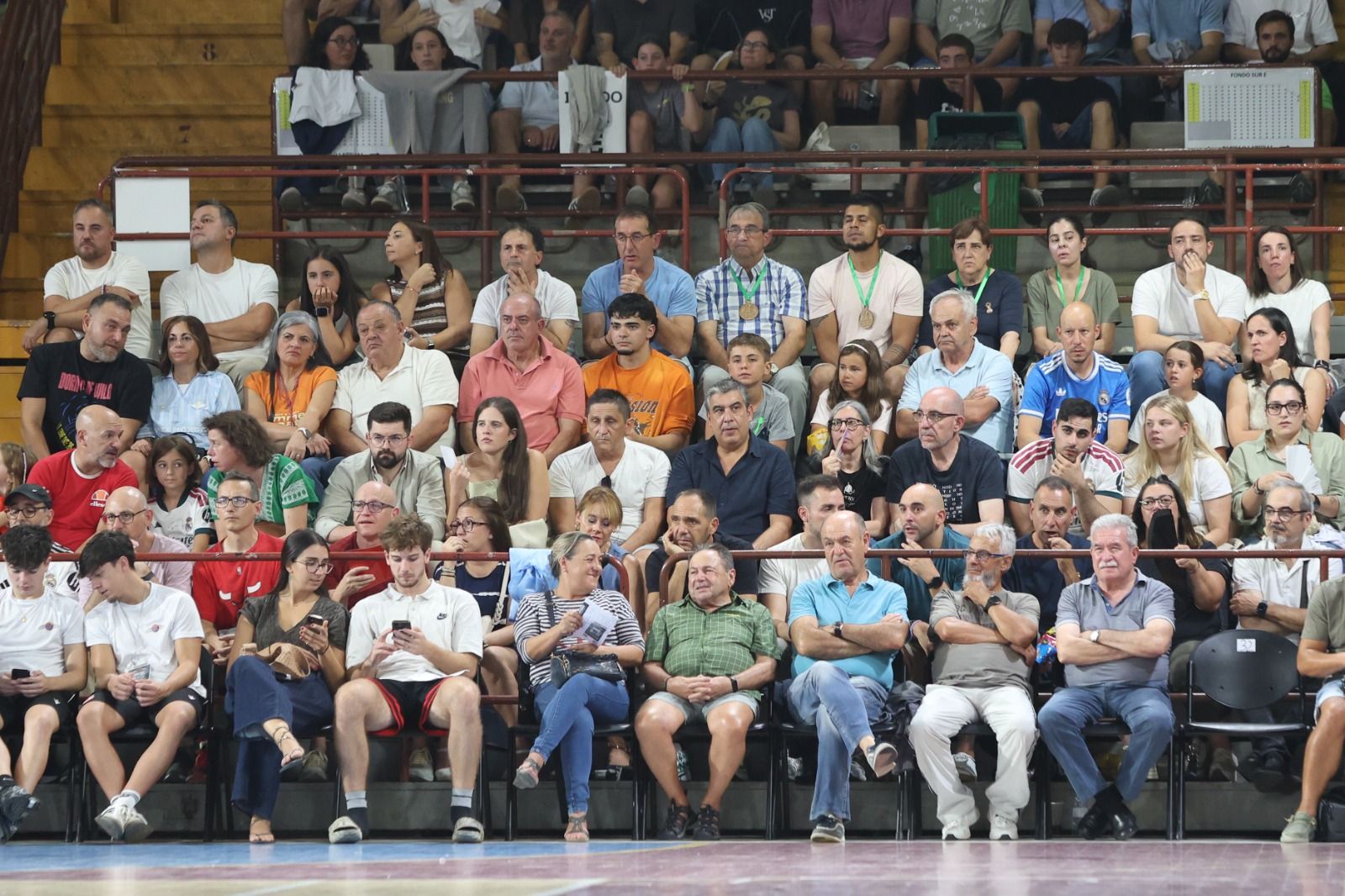 El Real Madrid se llevó el I Memorial Urbano González ante Baskonia en un Palacio de los Deportes que vibró con cada acción. FERNANDO OTERO (23)