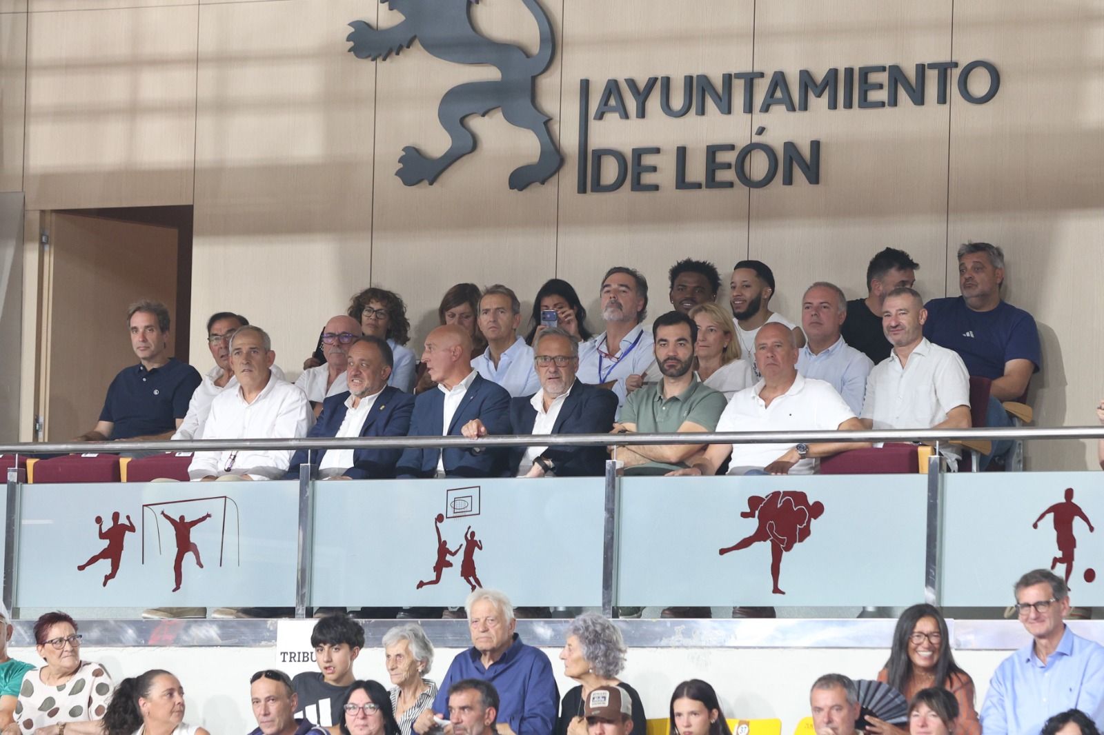 El Real Madrid se llevó el I Memorial Urbano González ante Baskonia en un Palacio de los Deportes que vibró con cada acción. FERNANDO OTERO (25)