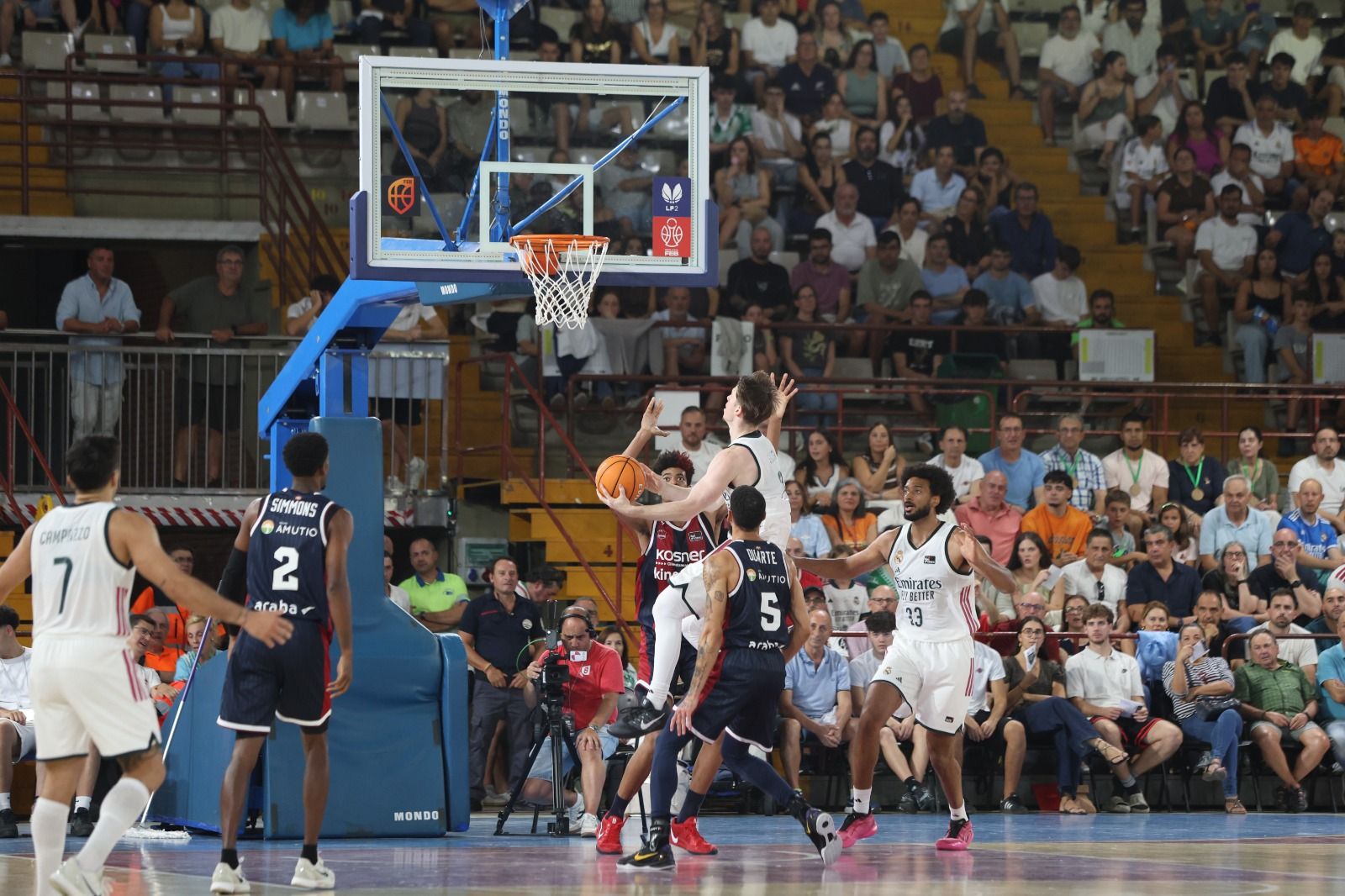 El Real Madrid se llevó el I Memorial Urbano González ante Baskonia en un Palacio de los Deportes que vibró con cada acción. FERNANDO OTERO (26)