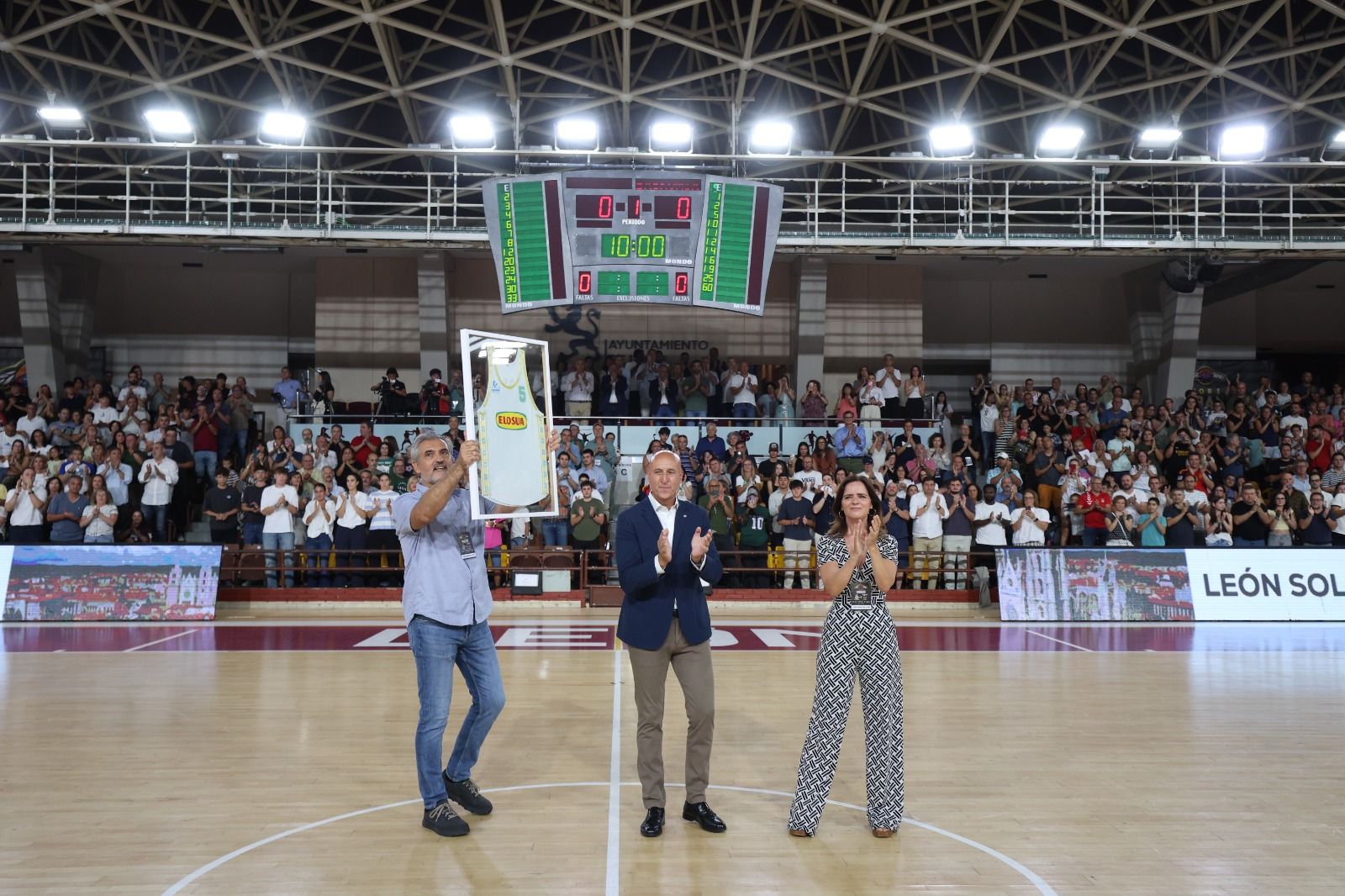 El Real Madrid se llevó el I Memorial Urbano González ante Baskonia en un Palacio de los Deportes que vibró con cada acción. FERNANDO OTERO (3)
