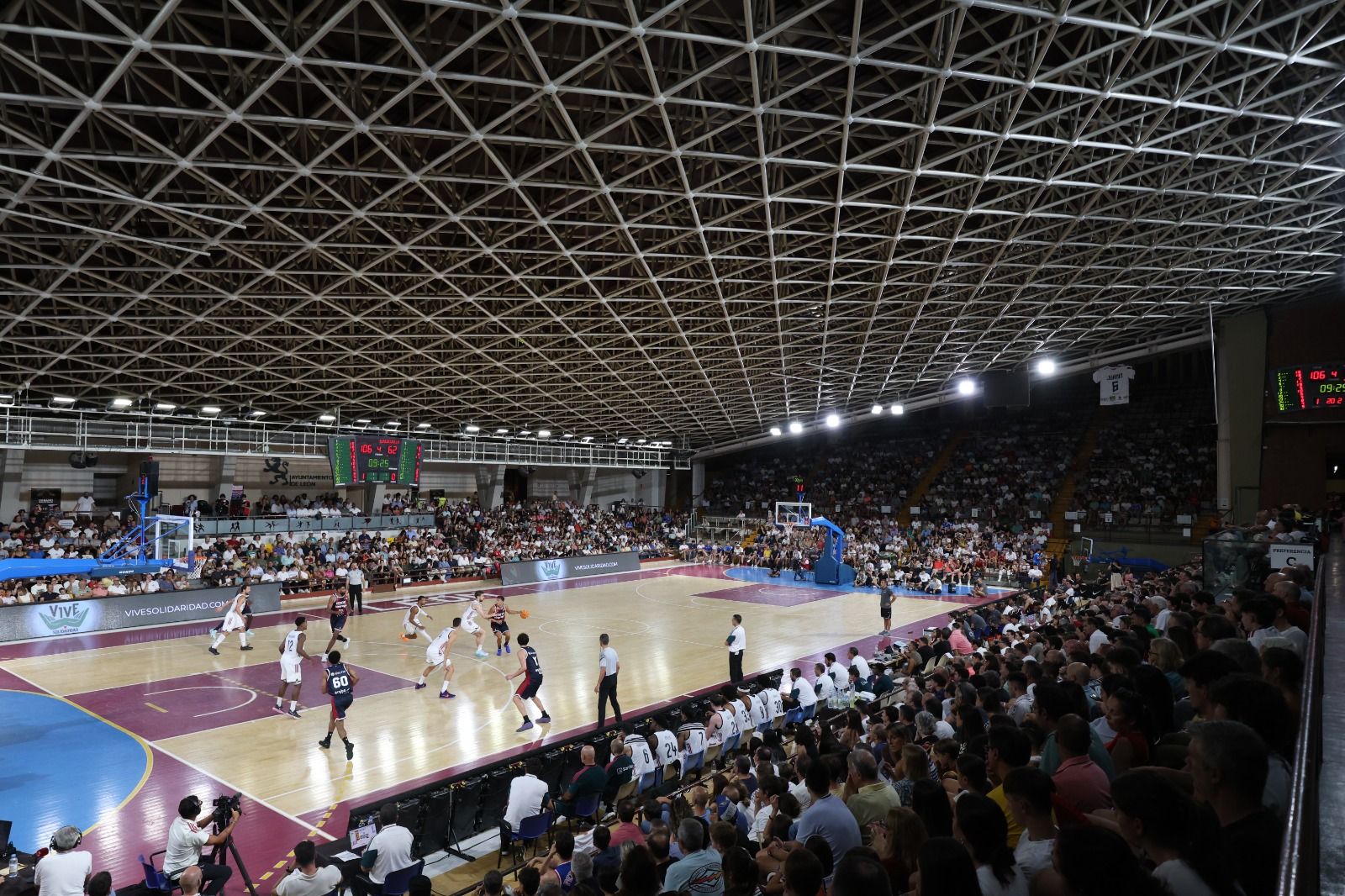 El Real Madrid se llevó el I Memorial Urbano González ante Baskonia en un Palacio de los Deportes que vibró con cada acción. FERNANDO OTERO (4)