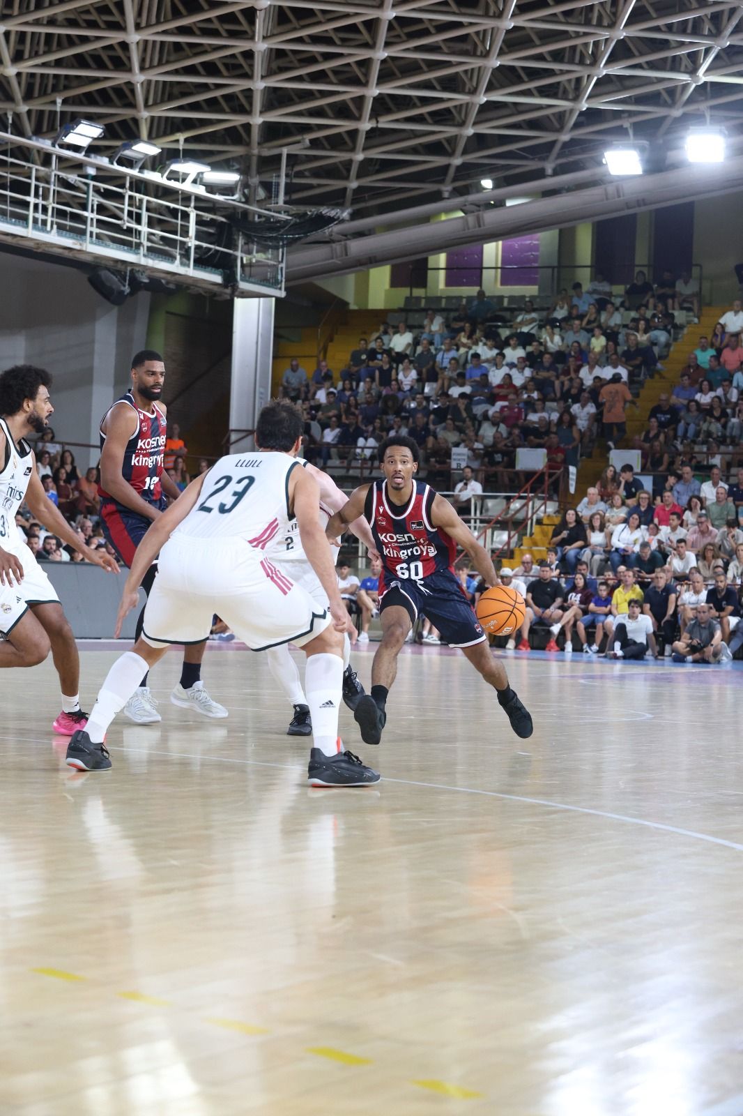 El Real Madrid se llevó el I Memorial Urbano González ante Baskonia en un Palacio de los Deportes que vibró con cada acción. FERNANDO OTERO (5)