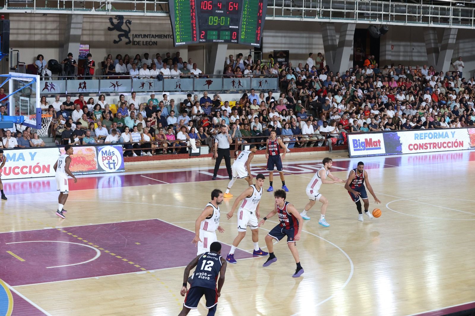 El Real Madrid se llevó el I Memorial Urbano González ante Baskonia en un Palacio de los Deportes que vibró con cada acción. FERNANDO OTERO (6)