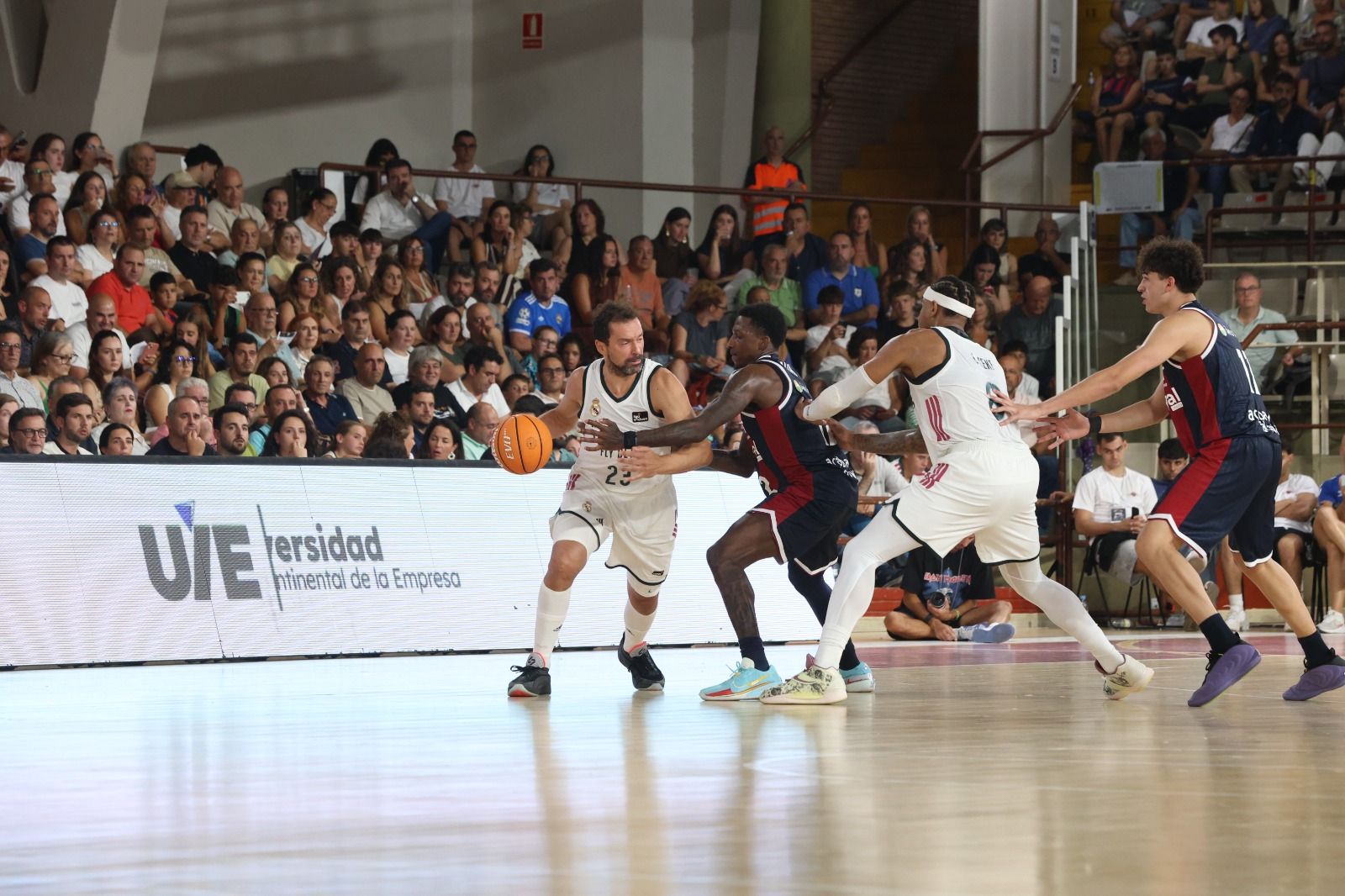 El Real Madrid se llevó el I Memorial Urbano González ante Baskonia en un Palacio de los Deportes que vibró con cada acción. FERNANDO OTERO (7)