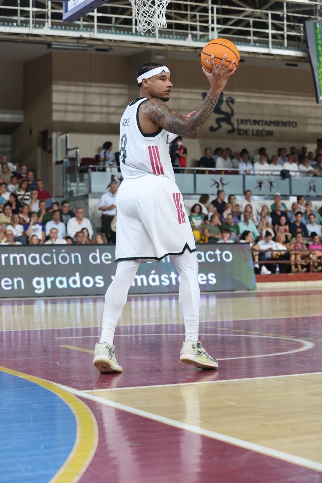 El Real Madrid se llevó el I Memorial Urbano González ante Baskonia en un Palacio de los Deportes que vibró con cada acción. FERNANDO OTERO (8)