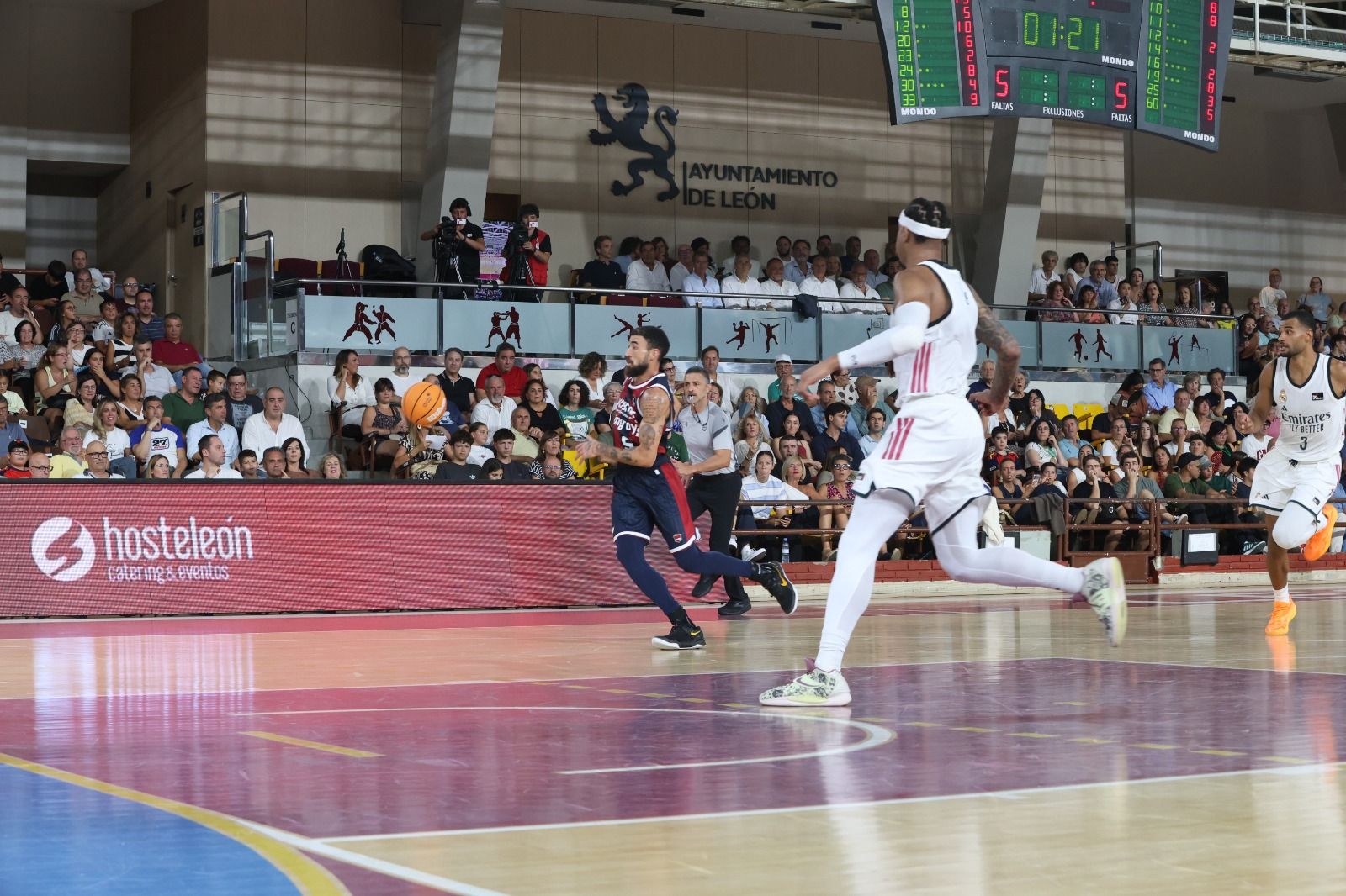 El Real Madrid se llevó el I Memorial Urbano González ante Baskonia en un Palacio de los Deportes que vibró con cada acción. FERNANDO OTERO (9)