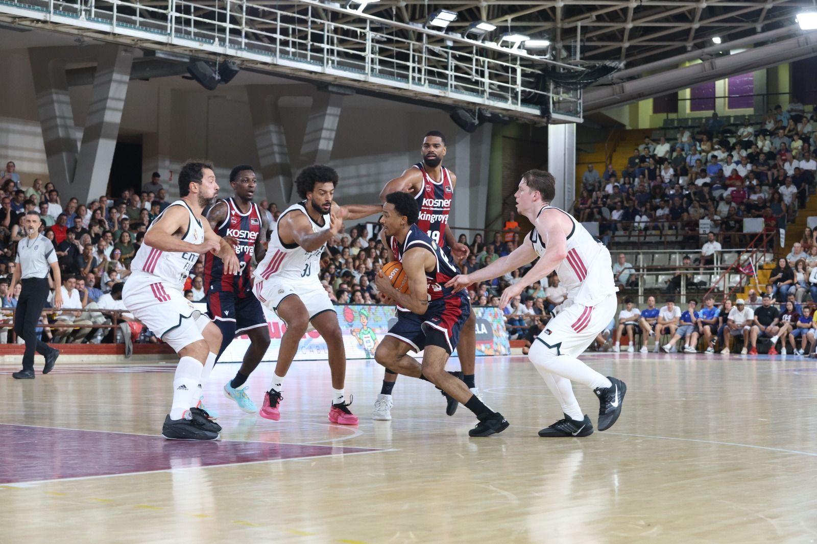 El Real Madrid se llevó el I Memorial Urbano González ante Baskonia en un Palacio de los Deportes que vibró con cada acción. FERNANDO OTERO (10)