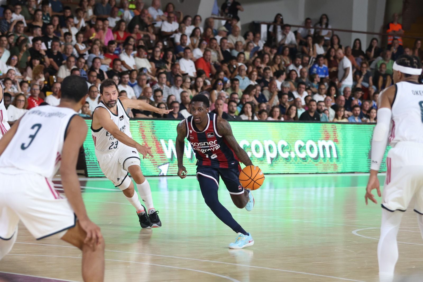 El Real Madrid se llevó el I Memorial Urbano González ante Baskonia en un Palacio de los Deportes que vibró con cada acción. FERNANDO OTERO (11)