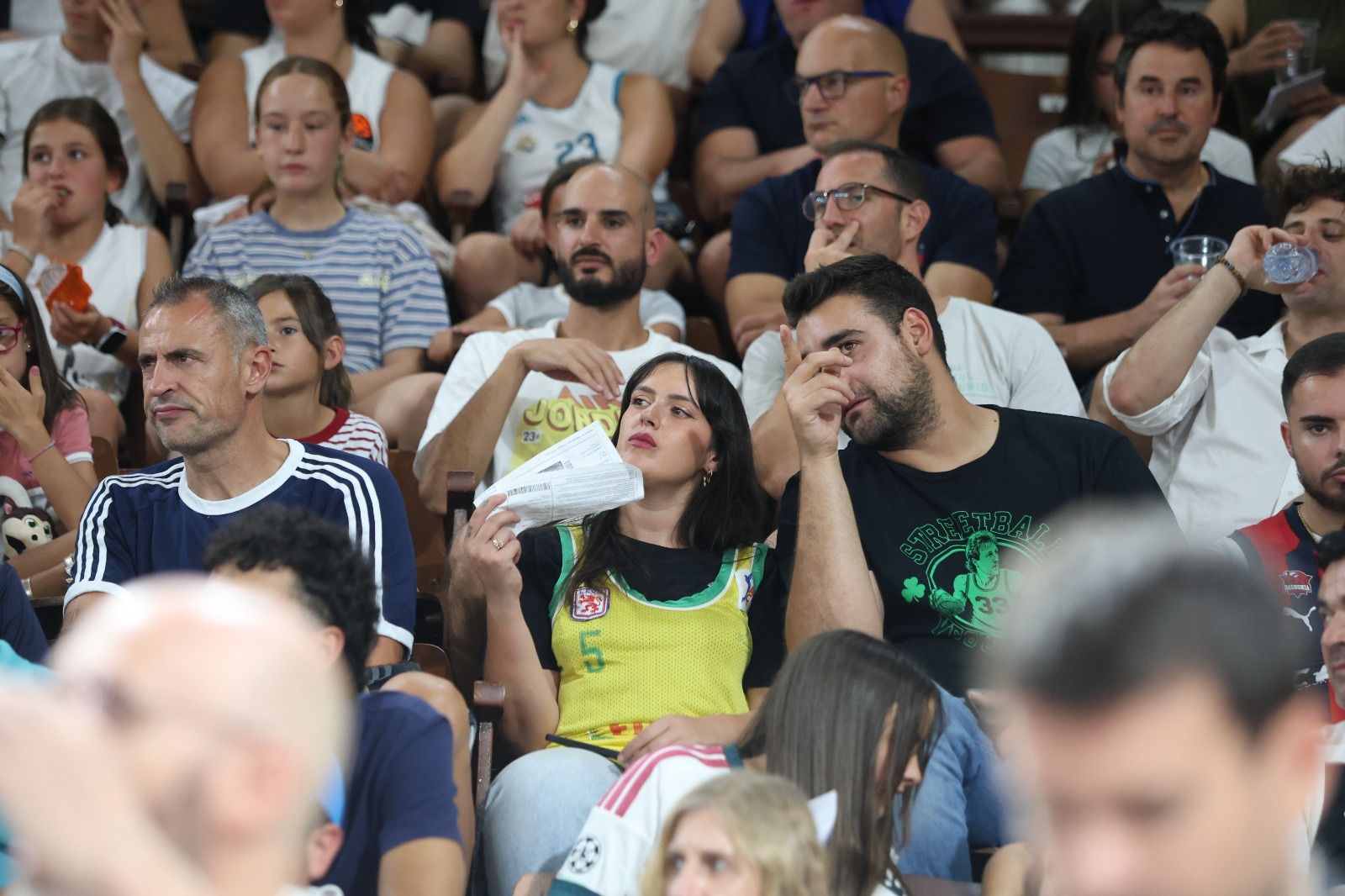 El Real Madrid se llevó el I Memorial Urbano González ante Baskonia en un Palacio de los Deportes que vibró con cada acción. FERNANDO OTERO (12)
