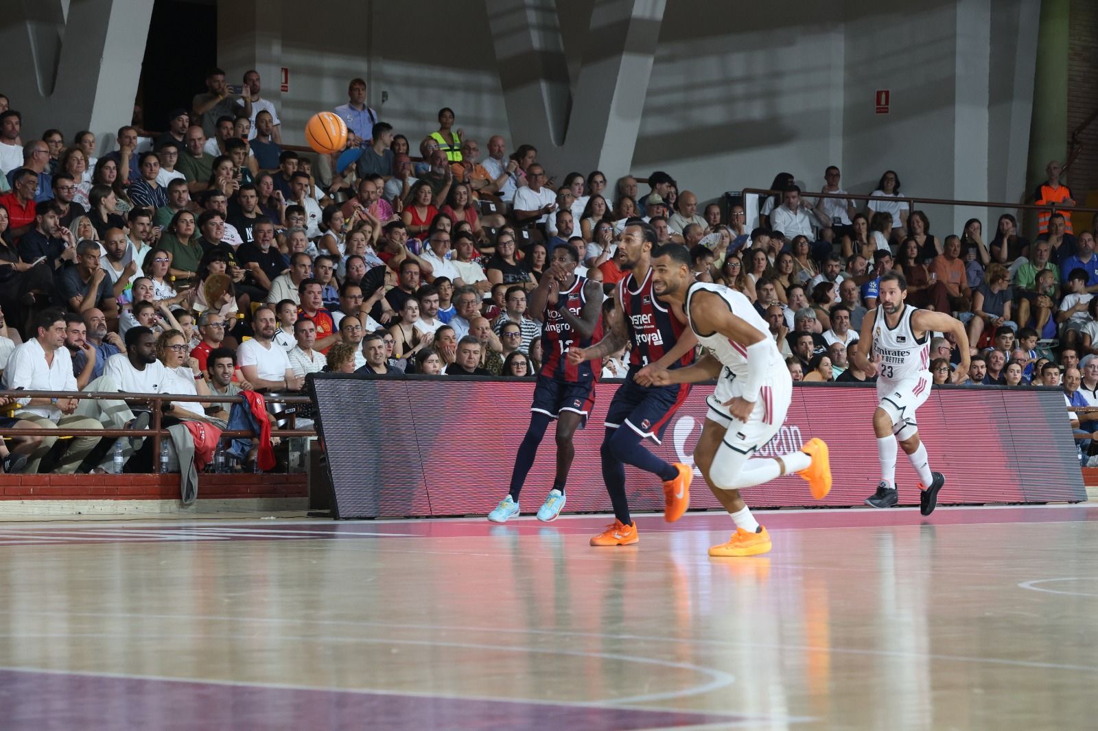 El Real Madrid se llevó el I Memorial Urbano González ante Baskonia en un Palacio de los Deportes que vibró con cada acción. FERNANDO OTERO (14)