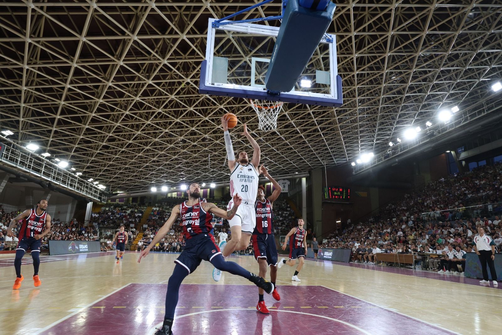 El Real Madrid se llevó el I Memorial Urbano González ante Baskonia en un Palacio de los Deportes que vibró con cada acción. FERNANDO OTERO (15)