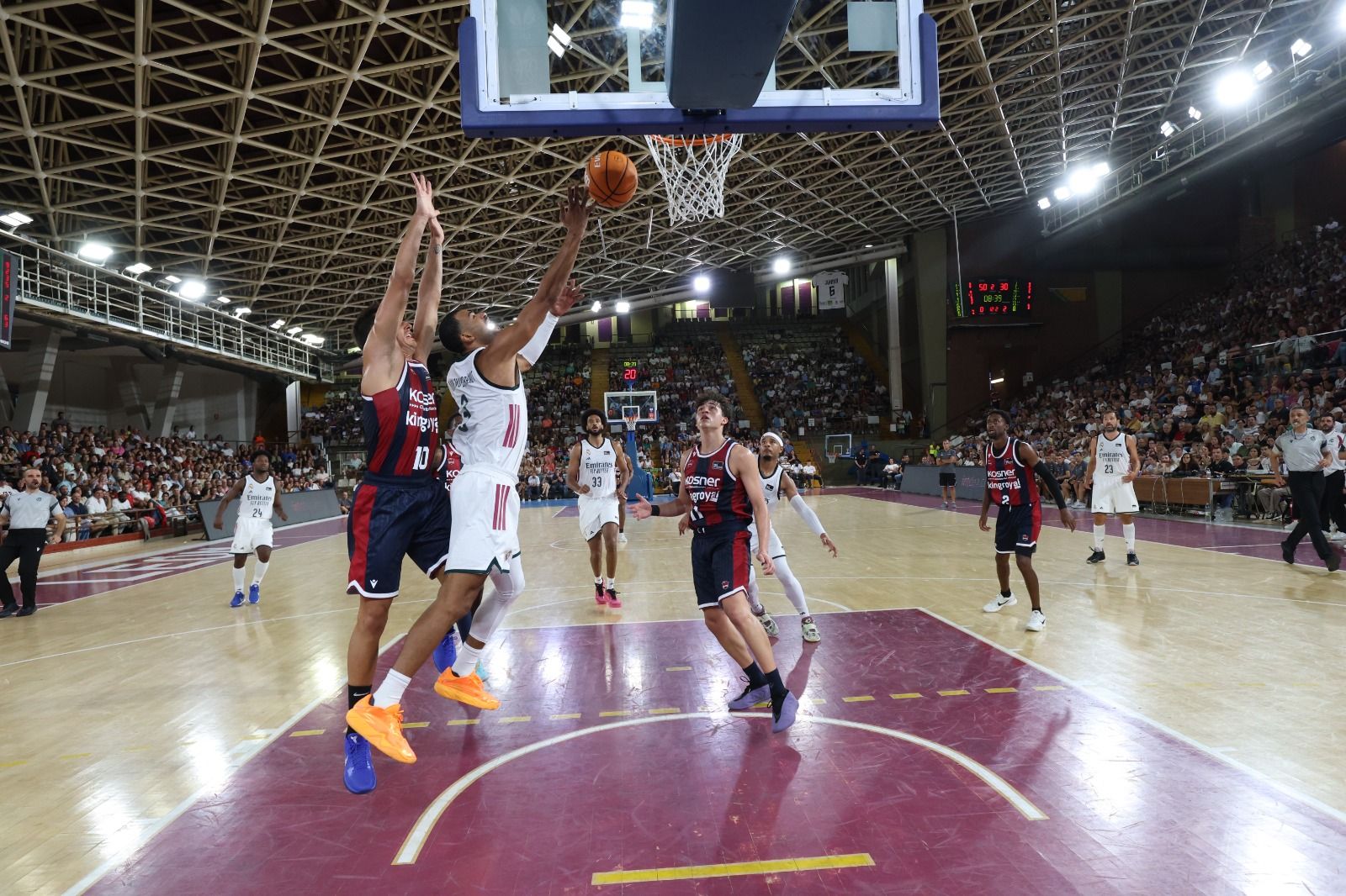 El Real Madrid se llevó el I Memorial Urbano González ante Baskonia en un Palacio de los Deportes que vibró con cada acción. FERNANDO OTERO (16)