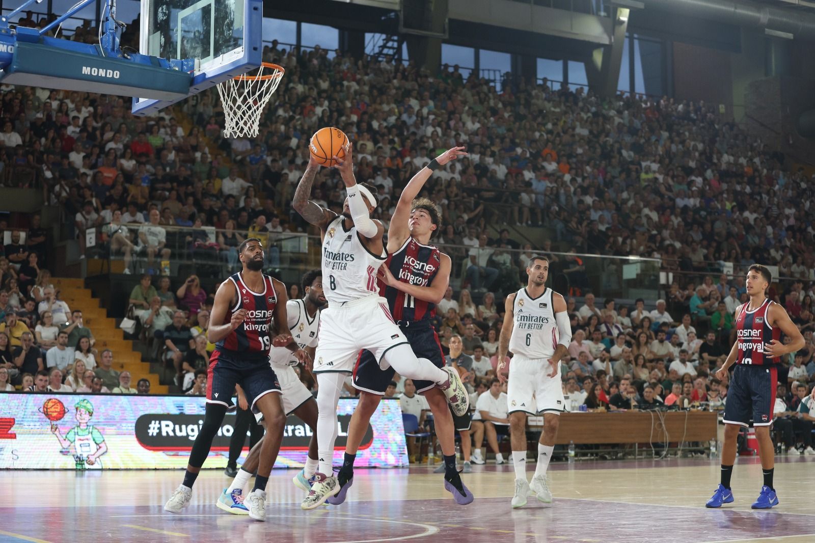 El Real Madrid se llevó el I Memorial Urbano González ante Baskonia en un Palacio de los Deportes que vibró con cada acción. FERNANDO OTERO (17)