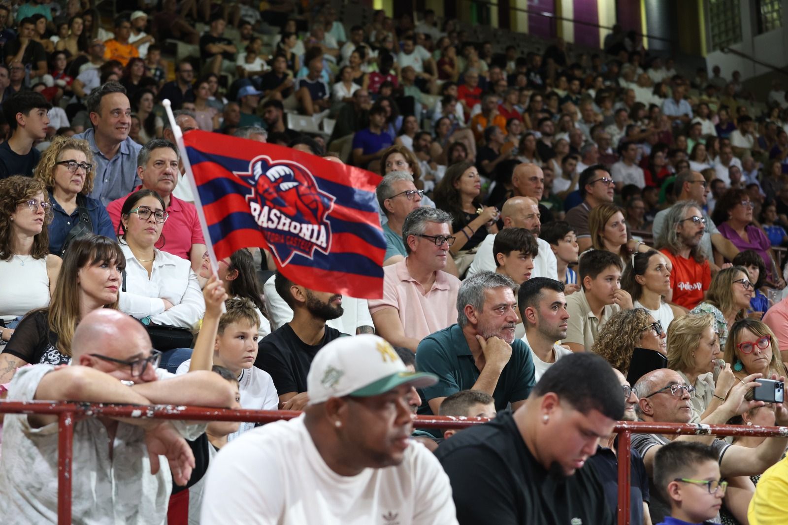 El Real Madrid se llevó el I Memorial Urbano González ante Baskonia en un Palacio de los Deportes que vibró con cada acción. FERNANDO OTERO (18)