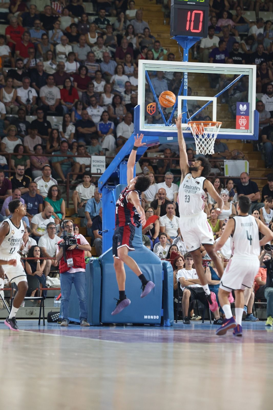 El Real Madrid se llevó el I Memorial Urbano González ante Baskonia en un Palacio de los Deportes que vibró con cada acción. FERNANDO OTERO (19)