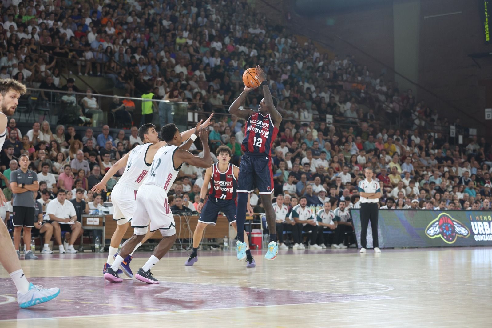 El Real Madrid se llevó el I Memorial Urbano González ante Baskonia en un Palacio de los Deportes que vibró con cada acción. FERNANDO OTERO (20)