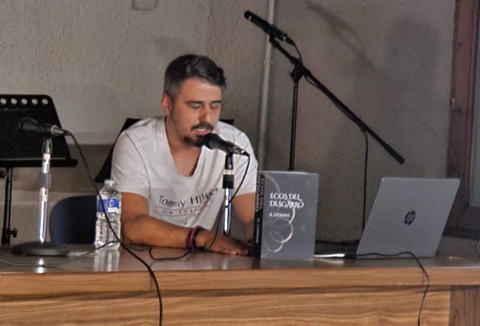 El escritor cabreirés Alberto Liébana en la presentación de su primera novela en la Feria del Libro de Truchas. | ROCES