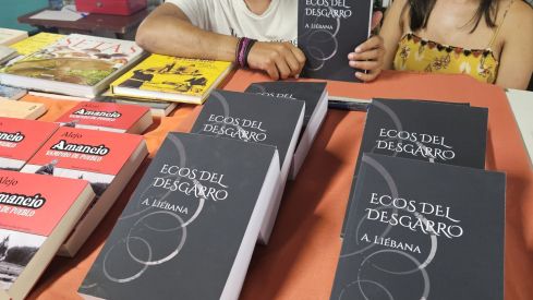 El escritor con su hermana y, a su vez, su gran apoyo en la aventura editorial. El escritor con su hermana y, a su vez, su gran apoyo en la aventura editorial.