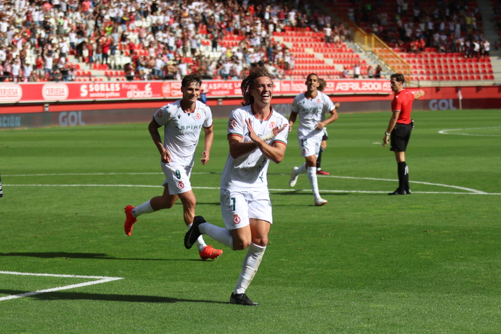 Pedro Benito celebra el gol que dio el triunfo a la Cultural frente al Mérida. | FERNANDO OTERO