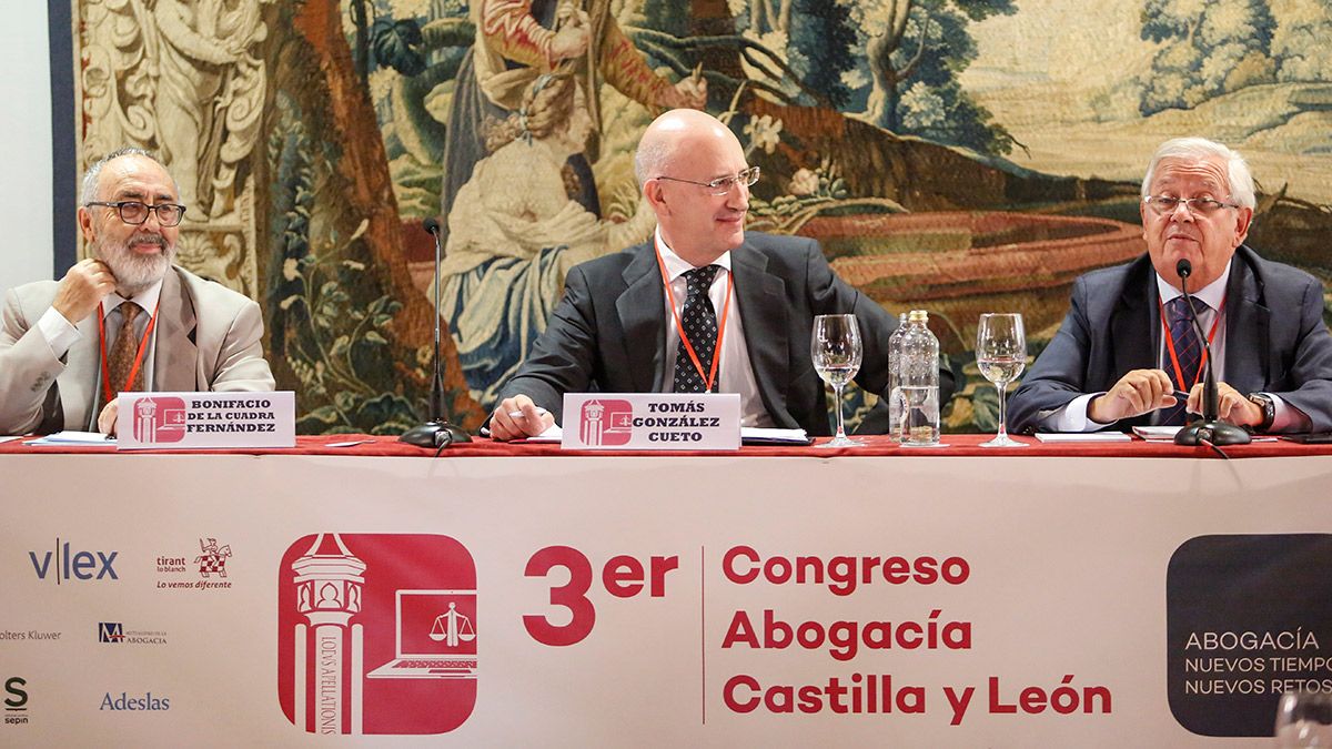 El periodista y escritor Fernando Jáuregui y el abogado Bonifacio de la Cuadra, participan en la segunda jornada del Congreso de la Abogacía de Castilla y León. | CARLOS S. CAMPILLO (ICAL)