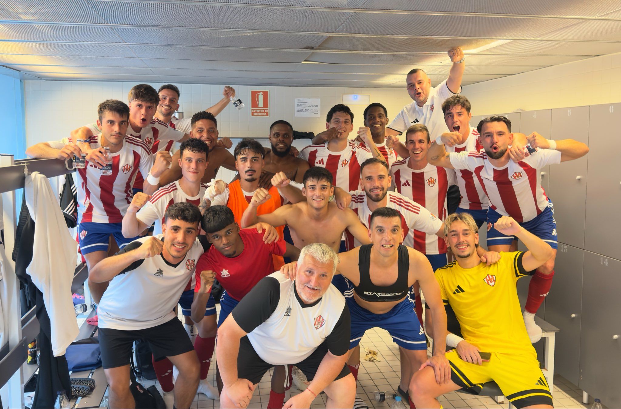 Los jugadores del Bembibre festejan el triunfo en el vestuario. | ATLETICO BEMBIBRE