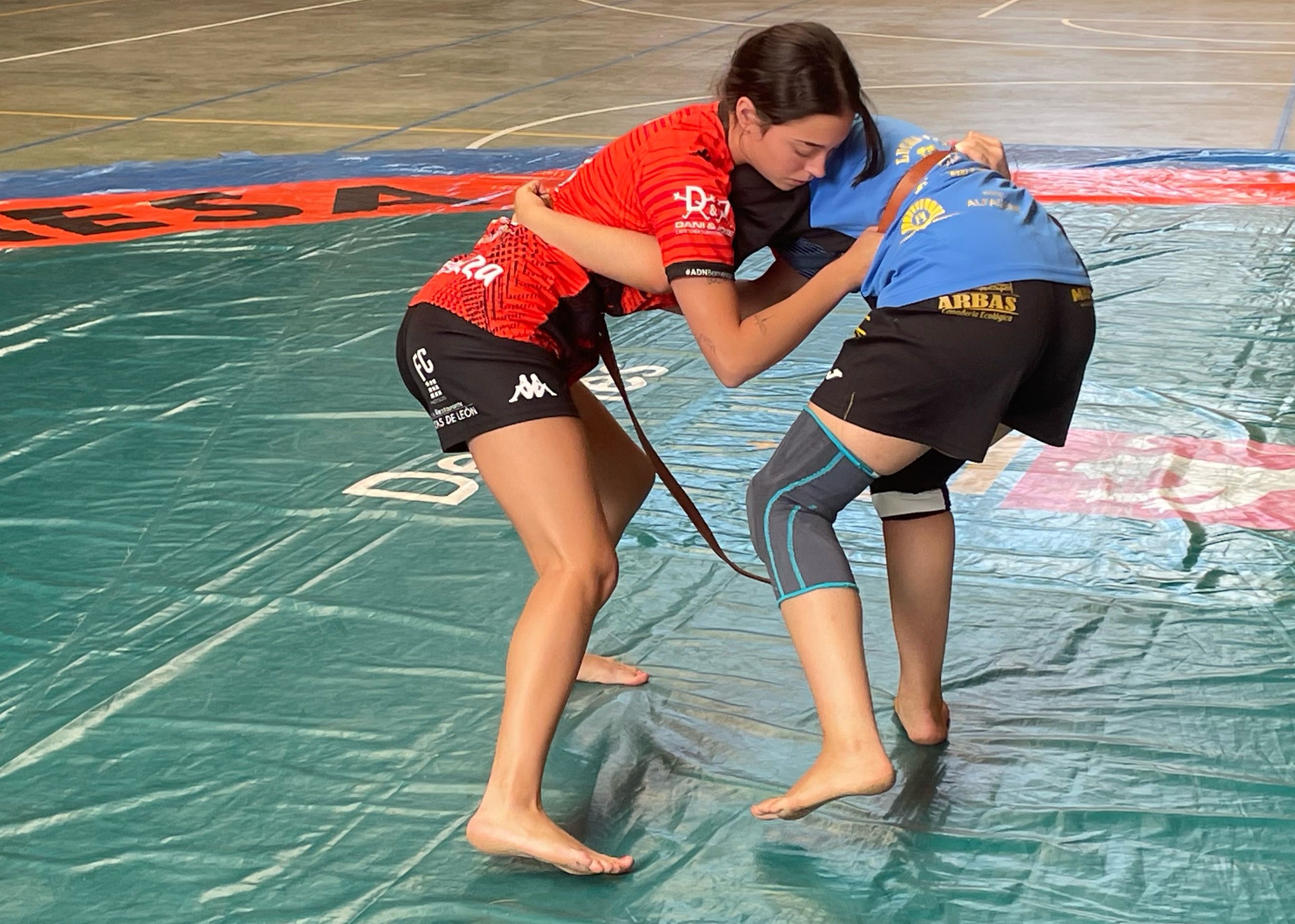 María Cadenas se impuso en el corro de Posada de Valdeón y ya es campeona matemática de Liga / F. FERNÁNDEZ