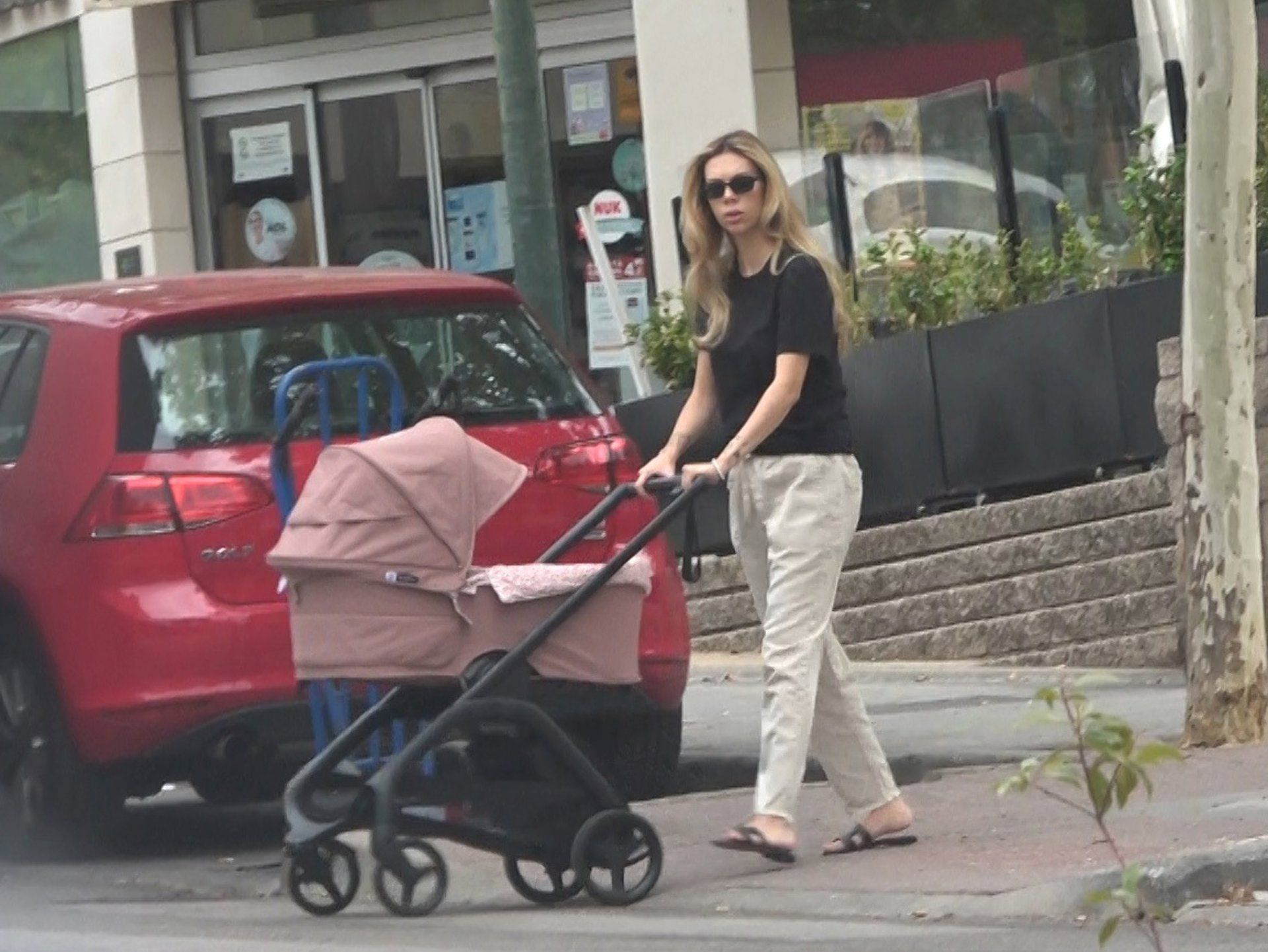 Alejandra Rubio sale a pasear por primera vez con su hija Tessa tras dar a luz