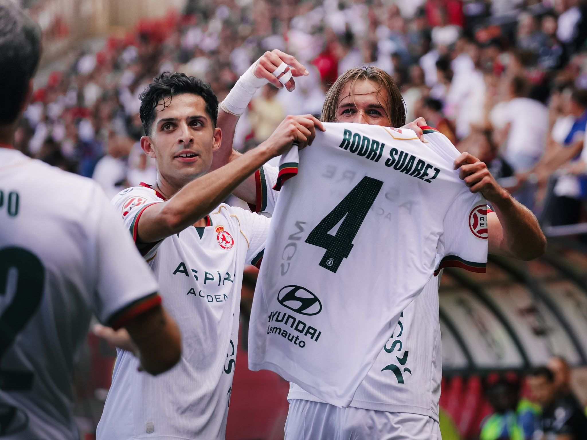 Bicho y Pedro Benito muestran la camiseta de Rodri Suárez en el gol anulado a la Cultural. | CYD