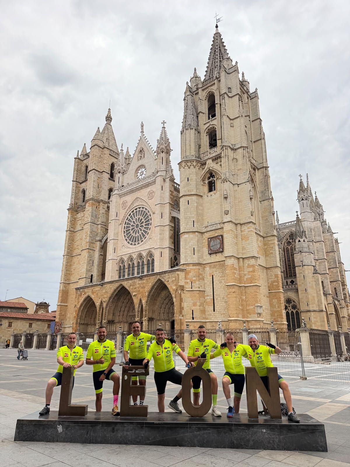 El grupo de empresarios leoneses, a su salida desde la Plaza de la Catedral