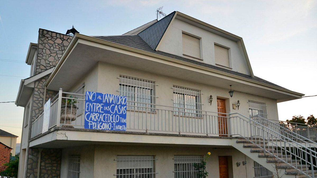 Algunas fachadas con las protestas al velatorio colgadas.