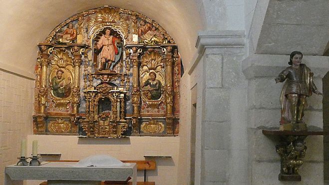 El retablo en el que destacan varios altorrelieves y la imagen titular, San Pelayo. A la derecha, Santo Tirso El retablo en el que destacan varios altorrelieves y la imagen titular, San Pelayo. A la derecha, Santo Tirso