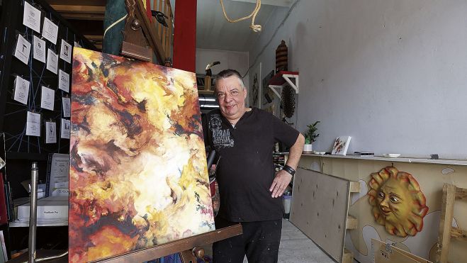 El pintor leonés Juan Rafael junto a una de sus creaciones. FERNANDO OTERO